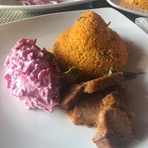 Arroz con pollo, ensalada y puerco?