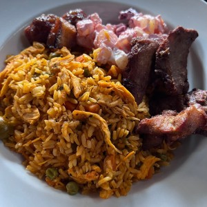 Arroz con pollo, lechona y ensalada de feria