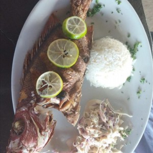 Pargo frito con arroz con coco