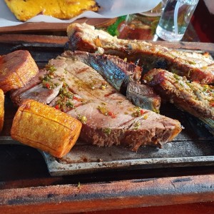 mixto de ternera y lechona con platano maduro