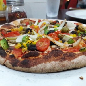 Pizza vegetariana. La pides sin queso y ya es vegana?