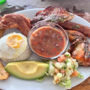 Bandeja paisa (la original lleva carne no pollo) pero igualmente esta buena