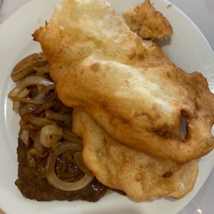 bisteck encebollado con hojaldra