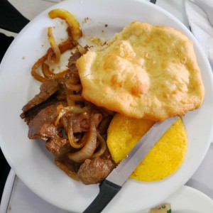 bistec encebollado con hojaldre y toetilla