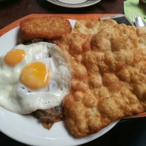 bistec a caballo con hojaldre y papas ralladas 