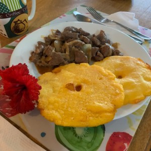 Bistec Encebollado con Tortillas