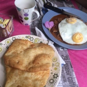 Bistec a caballo con hojaldres