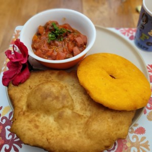 salchichas guisadas con hojaldre y tortilla