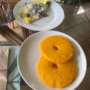 Omelet de espinaca , hongos y queso.