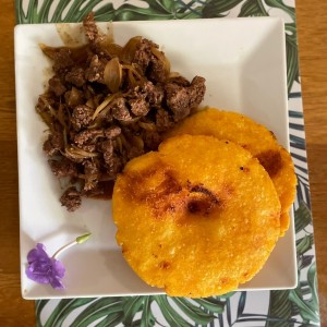 Bistec encebollado con tortillas