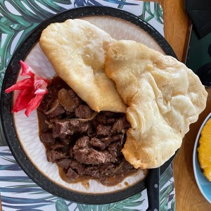 Bistec encebollado con hojaldres