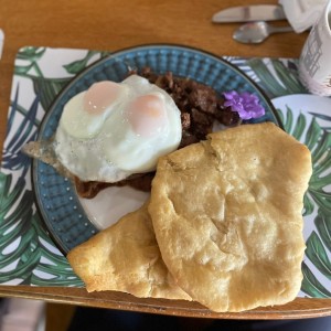 Bistec a caballo con hojaldres