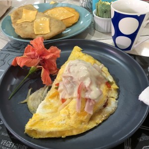 Omelet con vegetales y jamon 