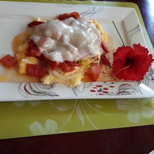 Huevos revueltos con vegetales y queso mozarella 