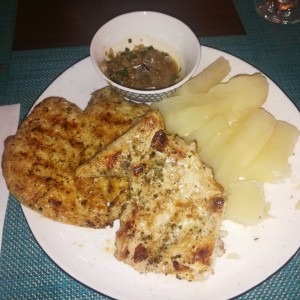 pechuga de pollo al grill con yuca 