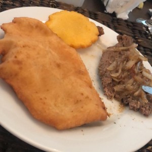 Desayuno con bistec, hojaldra y tortilla