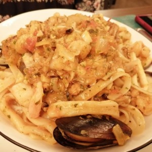 fetuccini fruti di mare salsa roja