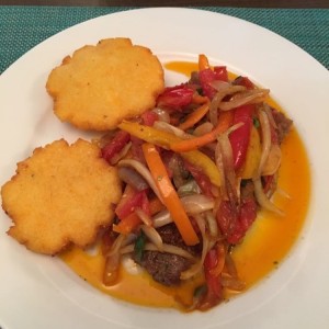 Bistec con salsa criolla