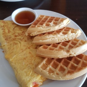 omelette de vegetales con waffles