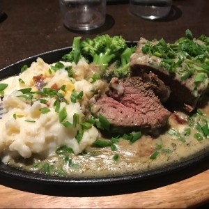 filete con salsa de pimienta verde