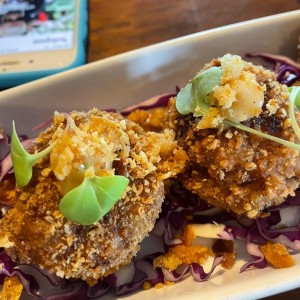 Croqueta de platano con chicharron