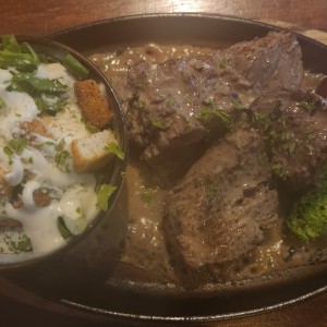 filete a la pimienta con ensalada ceasar