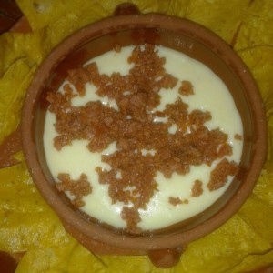 queso fundido con chorizo 