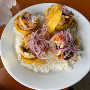 Patacones rellenos de mariscos