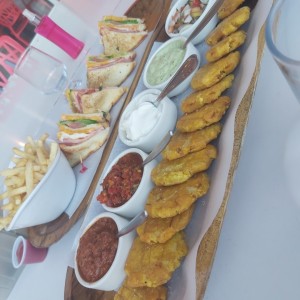 Entrada, patacones con 5 salsas y ClubSandwich