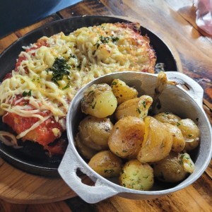 Milanesa de pollo con papas asadas