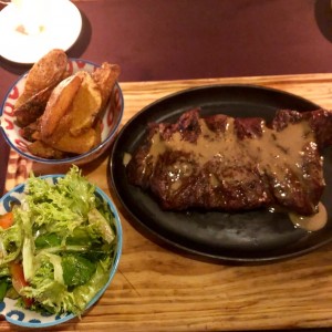 Filete de res con papas fritas y ensalada