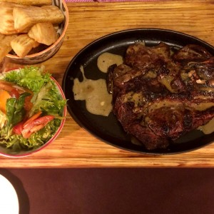 Prime Rib con Yuca frita y ensalada 