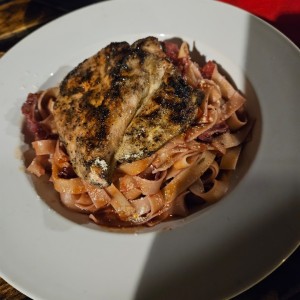 pollo a la plancha y fetuccini Amatriciana