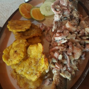 Pargo frito entero con salsa de mariscos