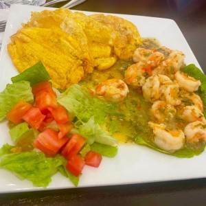 Langostinos al Ajillo con Ensalada y  Papas Fritas