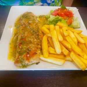 Filete de Corvina al Ajillo con Ensalada y Papas Fritas