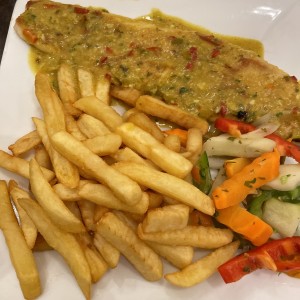 filete de corvina al curry con papas fritas