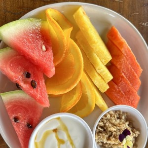 Frutas con yogurt y granola 