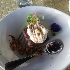 Brownie con helado de vainilla.