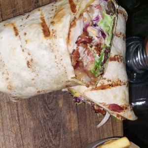 wrap de pollo con papas fritas