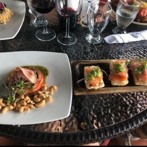 Ensalada capresse con prosciutto y bruschetta de salmon con aguacate 