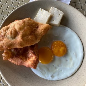 Huevos fritos con hojaldre