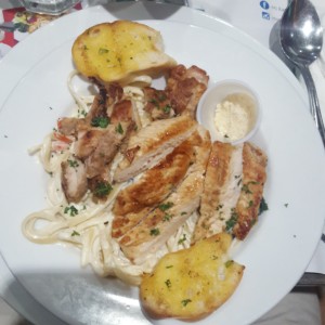 Pasta con pollo y pan.