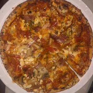 Pizza hongos, bacon, tomate, feta y miel