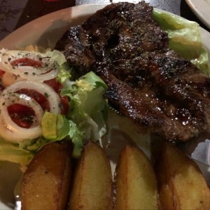 Filete de carne con papas fritas. 