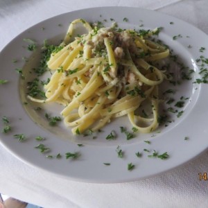 Linguini con corvina y camarones