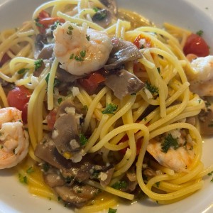 Pasta al oleo con camarones y hongos