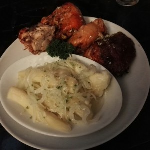 pollo asado & yuca al moho