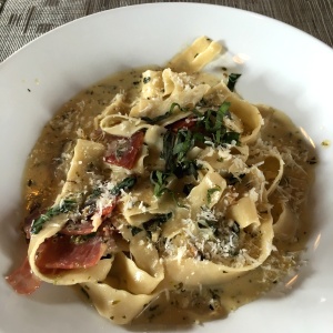 fettuccine con prosciutto y hongos