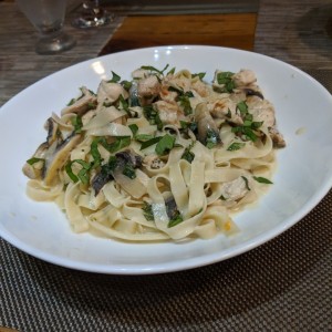 Fetuccini de pollo y hongos en salsa alfredo